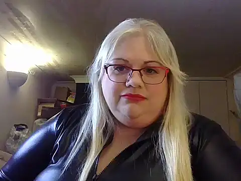 Kinkyhousewife83 online show from September 27, 2025, 4:24 pm