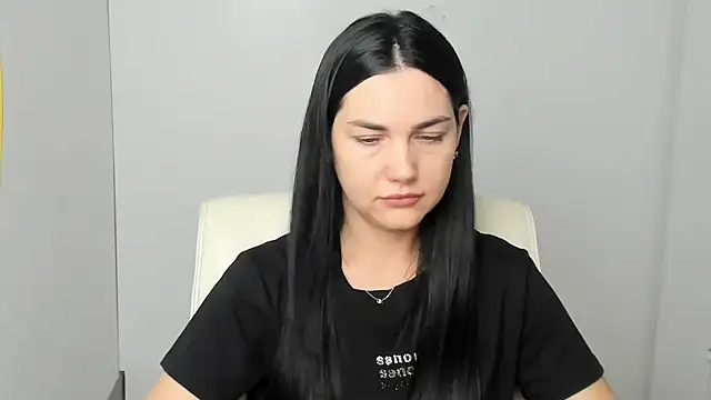 Lune Moon online show from September 12, 2025, 4:56 am