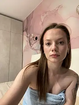 Rosie Holmes  online show from November 4, 2025, 3:21 am