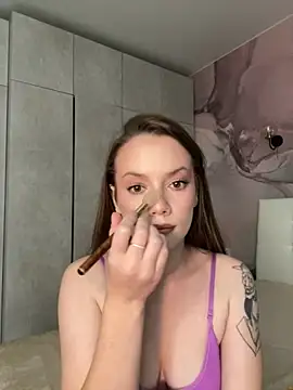 Rosie Holmes  online show from November 10, 2025, 4:28 am