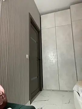 Rosie Holmes  online show from November 12, 2025, 4:49 am