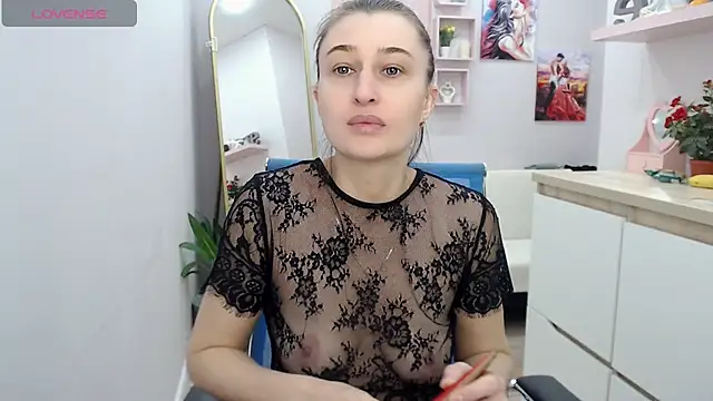 Snapshot of muriel_elvin chatting on December 3, 2025, 9:53 am muriel elvin online show from December 3, 2025, 9:53 am