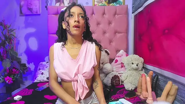 Kylie Moan online show from November 4, 2025, 4:27 am