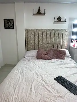 Snapshot of EmiilyEvans_ chatting on October 20, 2025, 2:24 am EmiilyEvans online show from October 20, 2025, 2:24 am