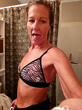 PhynneNicole online show from November 25, 2025, 5:35 pm