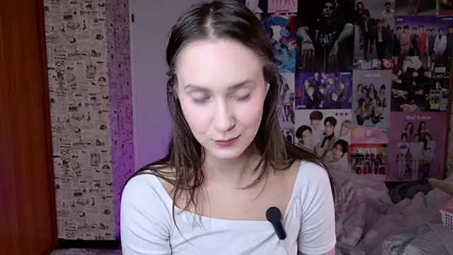 Snapshot of LucyRose3 chatting on December 16, 2025, 1:21 am LucyRose3 online show from December 16, 2025, 1:21 am