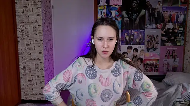 Snapshot of LucyRose3 chatting on December 17, 2025, 2:16 am LucyRose3 online show from December 17, 2025, 2:16 am