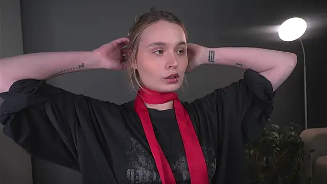 lisa schiele online show from December 15, 2025, 8:03 pm