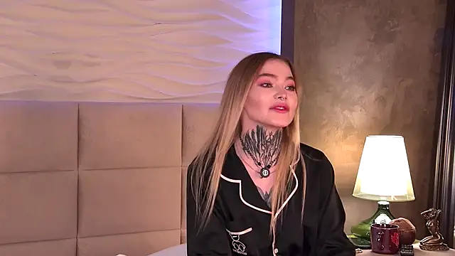 Snapshot of AriWild chatting on December 2, 2025, 4:14 am AriWild online show from December 2, 2025, 4:14 am