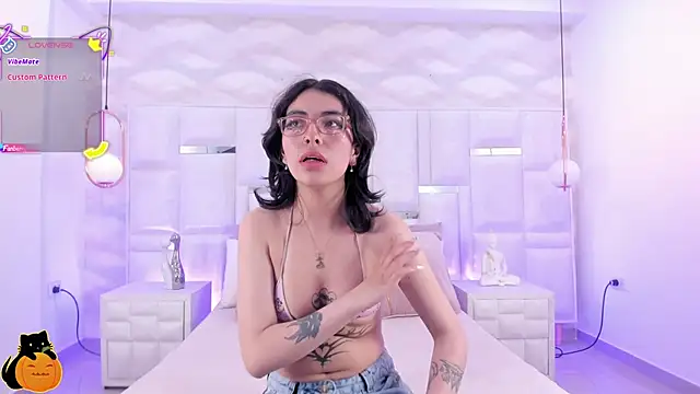 Im Molly Angel online show from October 9, 2025, 8:31 pm