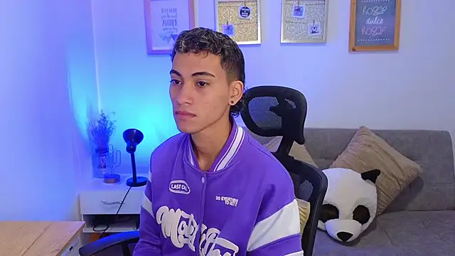 yulian vasquez online show from December 17, 2025, 12:43 pm