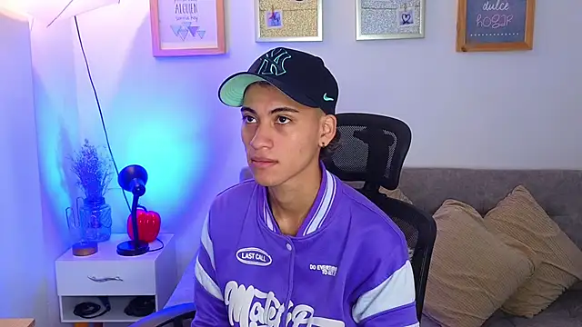 Snapshot of yulian_vasquez chatting on November 10, 2025, 12:32 pm yulian vasquez online show from November 10, 2025, 12:32 pm