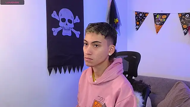 Snapshot of yulian_vasquez chatting on October 17, 2025, 12:18 pm yulian vasquez online show from October 17, 2025, 12:18 pm