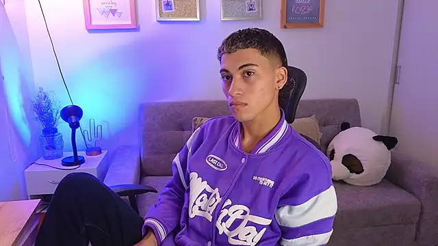 yulian vasquez online show from November 24, 2025, 12:16 pm