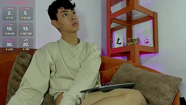 Snapshot of LoganTwink18 chatting on October 2, 2025, 1:03 pm LoganTwink18 online show from October 2, 2025, 1:03 pm