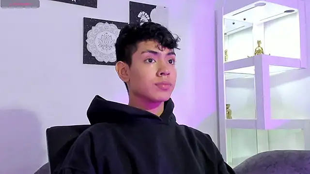 Snapshot of LoganTwink18 chatting on September 9, 2025, 12:47 pm LoganTwink18 online show from September 9, 2025, 12:47 pm