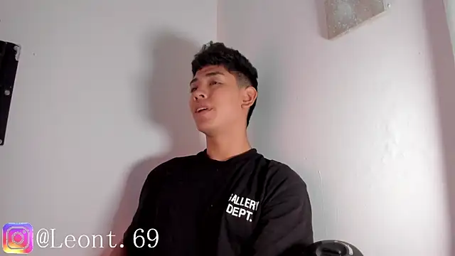 LoganTwink18 online show from April 22, 2026, 11:50 am