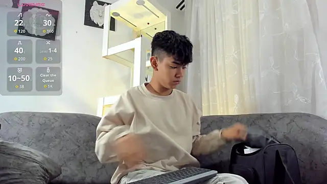 Snapshot of LoganTwink18 chatting on September 17, 2025, 1:24 pm LoganTwink18 online show from September 17, 2025, 1:24 pm