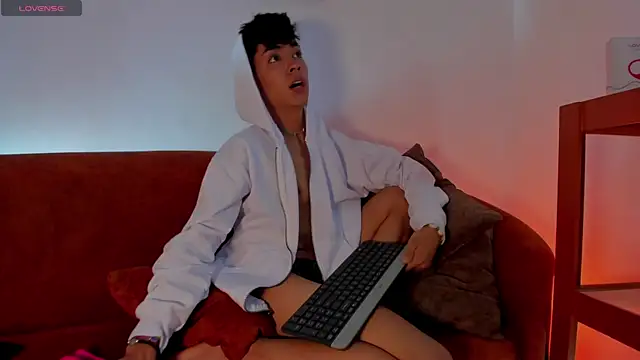 Snapshot of LoganTwink18 chatting on October 13, 2025, 12:51 pm LoganTwink18 online show from October 13, 2025, 12:51 pm