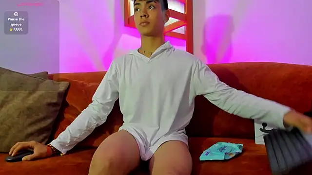 Snapshot of LoganTwink18 chatting on September 20, 2025, 7:41 pm LoganTwink18 online show from September 20, 2025, 7:41 pm