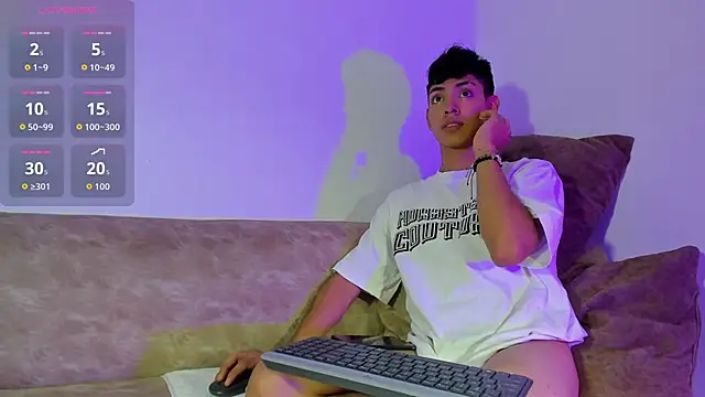 Snapshot of LoganTwink18 chatting on October 31, 2025, 1:24 am LoganTwink18 online show from October 31, 2025, 1:24 am