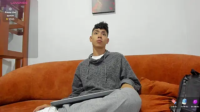 Snapshot of LoganTwink18 chatting on October 22, 2025, 10:58 am LoganTwink18 online show from October 22, 2025, 10:58 am