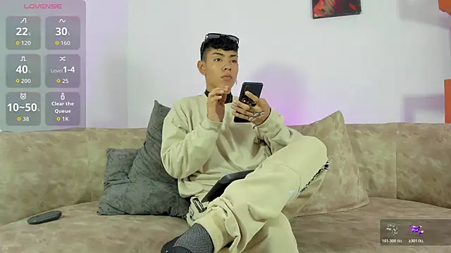 Snapshot of LoganTwink18 chatting on November 13, 2025, 12:53 pm LoganTwink18 online show from November 13, 2025, 12:53 pm