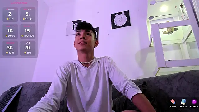 Snapshot of LoganTwink18 chatting on September 14, 2025, 10:21 pm LoganTwink18 online show from September 14, 2025, 10:21 pm