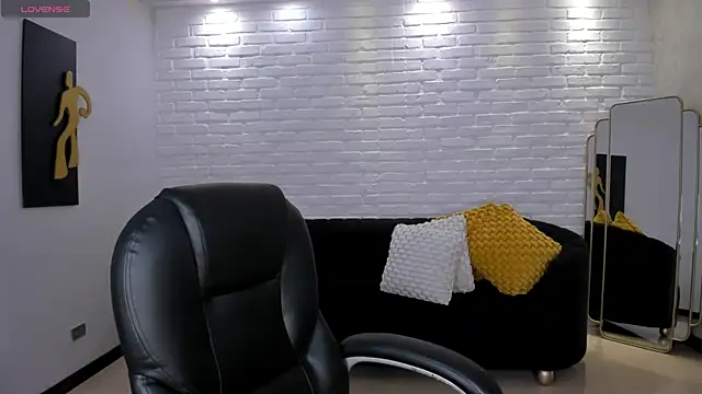 SophieHouston  online show from December 17, 2025, 4:39 am