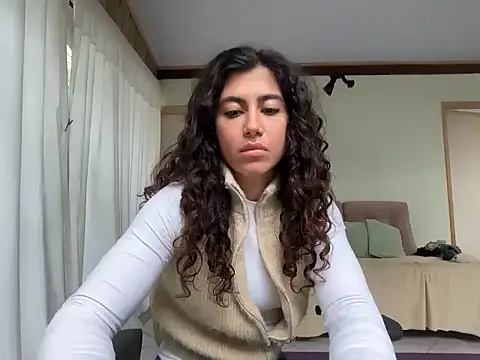 deusaludovica online show from May 19, 2026, 6:59 pm