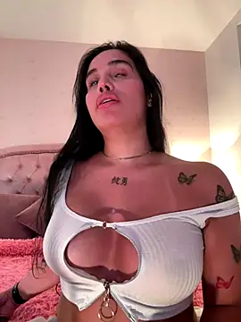 Snapshot of Bella__Wood chatting on December 2, 2025, 8:32 pm Bella Wood online show from December 2, 2025, 8:32 pm