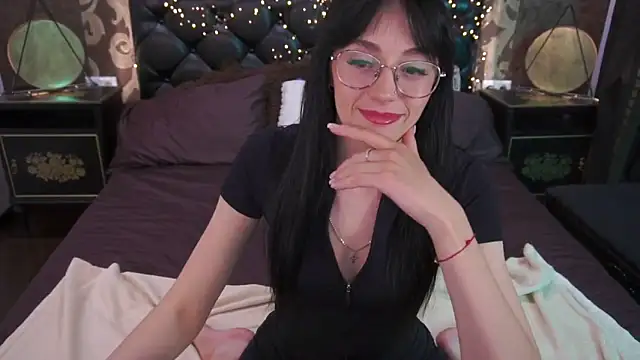 EviLune online show from April 10, 2026, 8:27 pm