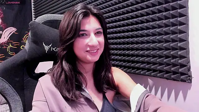 Elfy Rare  online show from November 24, 2025, 9:15 pm