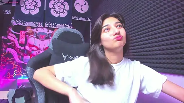 Elfy Rare  online show from November 1, 2025, 2:33 pm