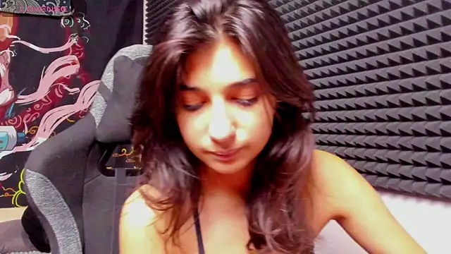 Elfy Rare  online show from November 18, 2025, 8:23 pm