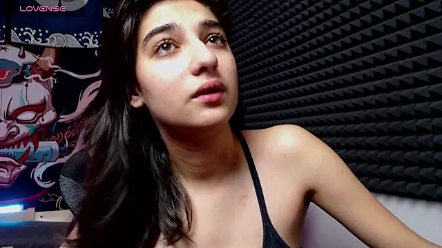 Elfy Rare  online show from November 5, 2025, 2:42 pm