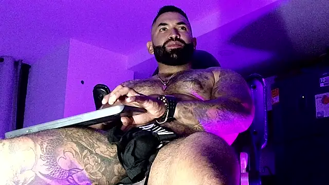 Snapshot of Max-prada chatting on February 18, 2026, 2:42 am Max-prada online show from February 18, 2026, 2:42 am