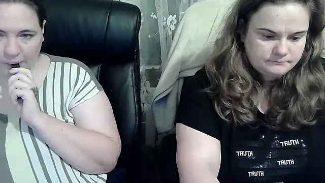 HollyXEva online show from October 3, 2025, 8:32 pm