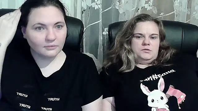 HollyXEva online show from October 4, 2025, 8:10 pm