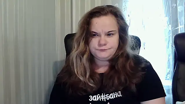 HollyXEva online show from October 3, 2025, 8:27 am