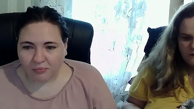 HollyXEva online show from September 19, 2025, 2:21 pm