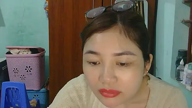 Uhem112 online show from October 8, 2025, 3:52 am