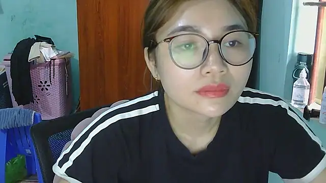 Uhem112 online show from October 18, 2025, 2:02 am