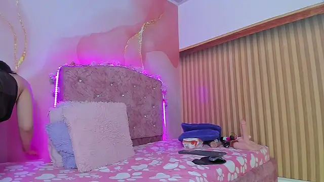 violet taylor  online show from November 3, 2025, 2:28 am