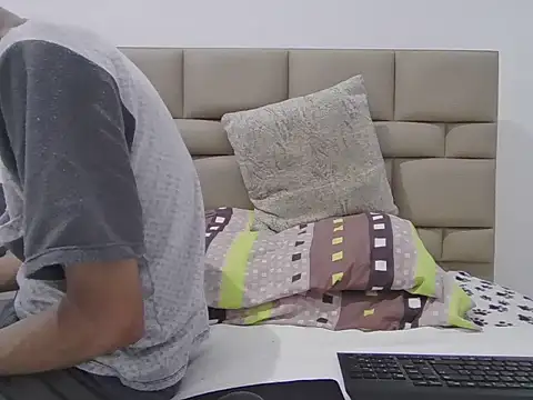 skinnylatino51 online show from April 10, 2026, 12:28 am