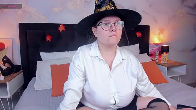 HelenDanvers online show from October 29, 2025, 10:03 am