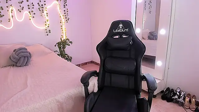 sara doll77 online show from October 17, 2025, 7:59 pm