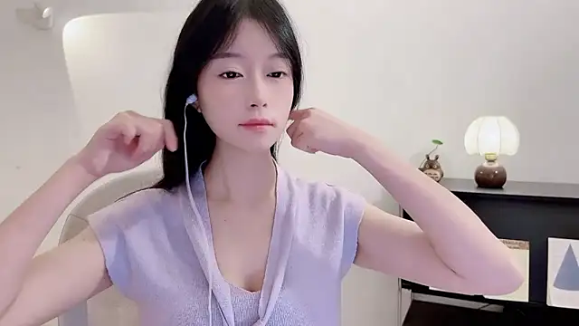 Onechestnut online show from November 17, 2025, 6:06 am