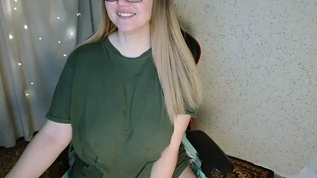 Miaxfox online show from December 19, 2025, 5:37 pm