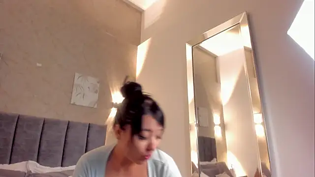 Lunaa bellaa online show from January 12, 2026, 7:42 pm